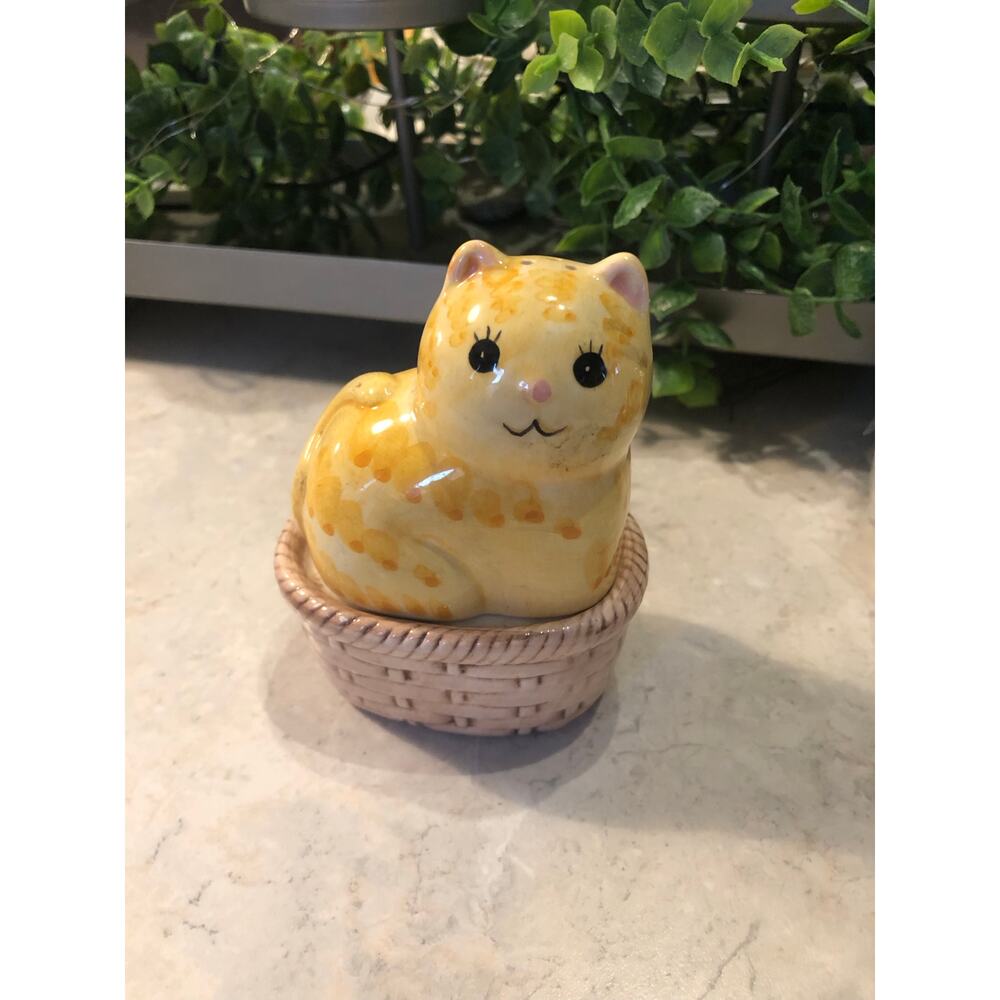 Vintage 1984 Cat In A Basket Salt And Pepper Ceramic 4x3x2